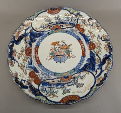 l'image d'une assiette décorative ornée de fleurs