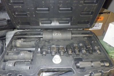 une mallette noire contenant des outils, posée sur une table
