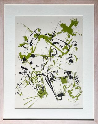 tableau encadré représentant une peinture verte et noire accrochée à un mur blanc