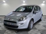 la petite voiture argentée est garée sur un carrelage à carreaux