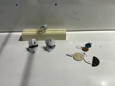 un évier blanc avec un robinet blanc et divers objets posés dessus