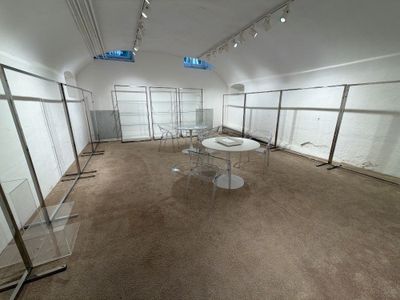 une photo d'une pièce avec de nombreuses tables et chaises