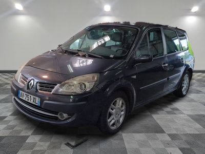 la photo d'une voiture garée dans un garage
