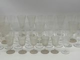 beaucoup de verres et de pièces de monnaie posés sur une table