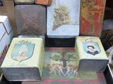 de nombreuses boîtes de conserve de toutes sortes posées sur une table