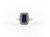 bague en saphir bleu et diamant sur fond blanc