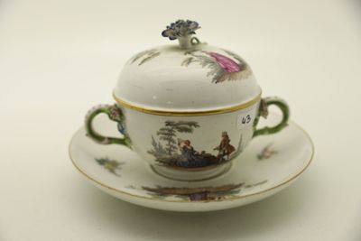 une tasse et une soucoupe posées sur une soucoupe, elle-même posée sur une assiette