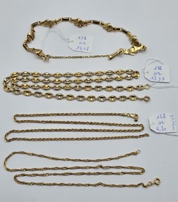 une collection de chaînes et de bracelets en or