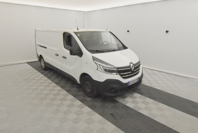 la photo d'une camionnette blanche garée dans un garage