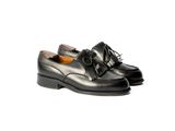 gros plan d'une paire de chaussures noires sur fond blanc