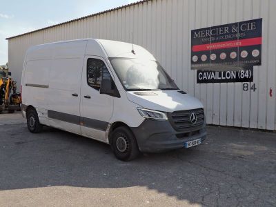 la camionnette blanche est garée devant un bâtiment