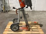 une machine posée sur une palette dans un entrepôt