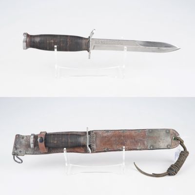 deux vues différentes d'un couteau à longue lame posé sur une surface blanche