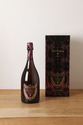 la bouteille de champagne est à côté de la boîte sur la table