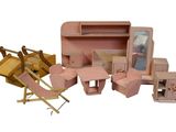 un ensemble de mobilier pour maison de poupées comprenant une chaise, un lit, un bureau, un miroir et une chaise