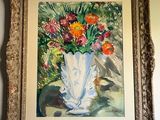 un tableau représentant des fleurs dans un vase, accroché au mur