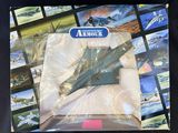 une photo d'une maquette d'avion de chasse dans une boîte