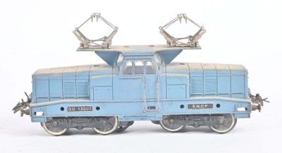 un petit train sur une surface blanche avec un fond blanc