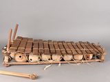 un petit instrument de musique fabriqué à partir de baguettes et de bois