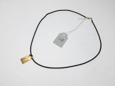 gros plan d'un collier auquel est attachée une étiquette