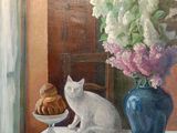un tableau représentant un chat assis sur une table, à côté d'un panier de fruits