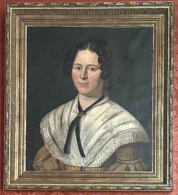 portrait d'une femme portant un châle blanc et une cravate noire