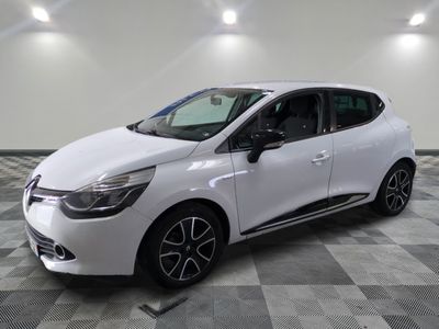 une voiture blanche est garée sur le sol à carreaux d'un garage