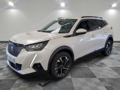 le suv blanc est garé sur le sol en damier d'une pièce