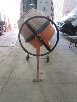 une photo d'un grand ventilateur industriel dans un garage
