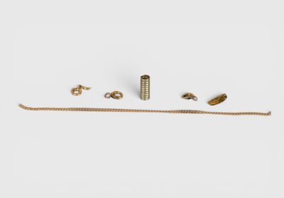 un ensemble composé de trois paires de boucles d'oreilles en or et d'une chaîne