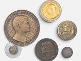 un lot de pièces de monnaie posées sur une table