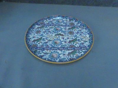une assiette bleue et blanche avec des fleurs