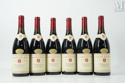 six bouteilles de vin sont alignées sur une table