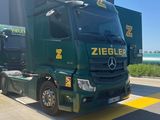 a truck that is parked in front of a building