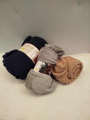 un ours en peluche allongé sur un lit