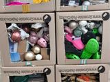 de nombreuses boîtes contenant divers objets, posées dans la rue
