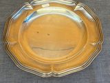 une photo d'un plat en argent posé sur une table recouverte d'une nappe bleue