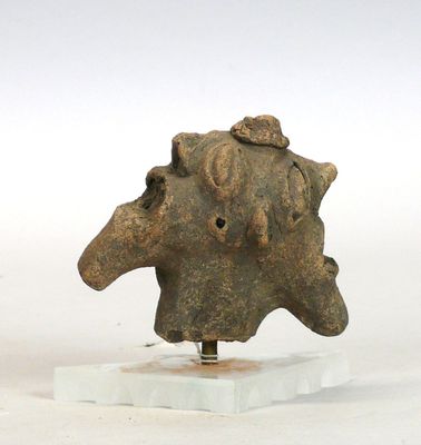 Tête Janus en terre cuite rosée à patine sombre aux longs vi…