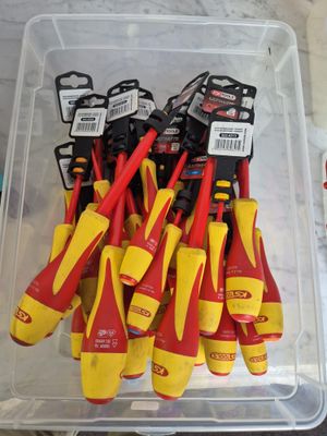 de nombreux outils dans un bac en plastique posé sur une table