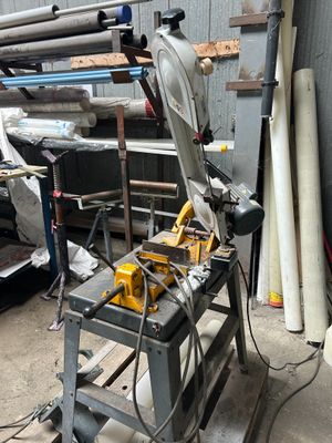 a machine that is sitting on a table in a garage