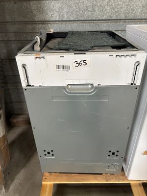 un lave-vaisselle blanc posé sur un meuble en bois
