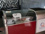 une vitrine sur laquelle est accrochée une affiche, dans un restaurant