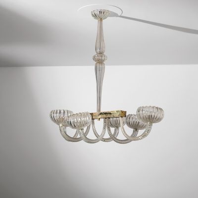 gros plan d'un lustre suspendu au plafond
