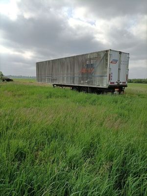 un camion garé au milieu d'un champ