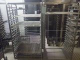 de nombreux plateaux de nourriture posés sur une étagère