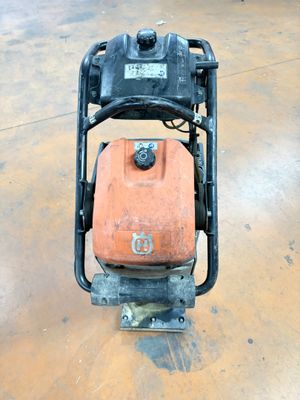 une petite machine posée sur le sol