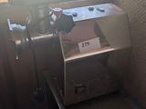 une machine qui se trouve dans le coin d'une pièce