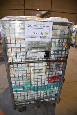un chariot sur lequel sont posés de nombreux cartons