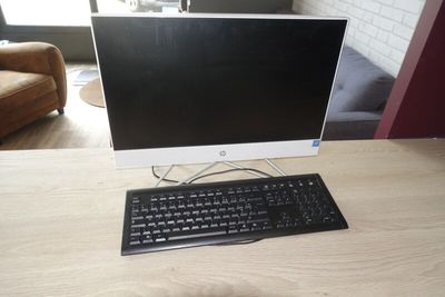 un ordinateur de bureau posé sur une table avec un clavier et une souris