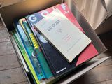 une boîte en carton remplie de livres sur le sol